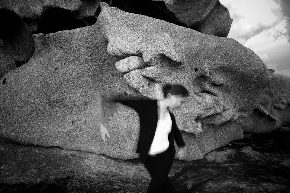 Céline la danseuse dans les rochers