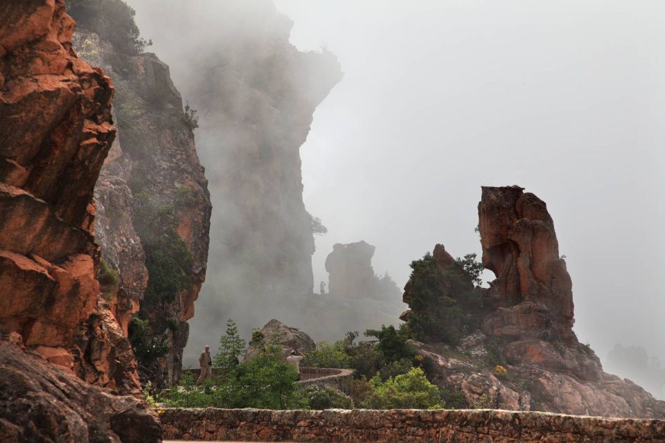 Rochers à Piana dans la brume