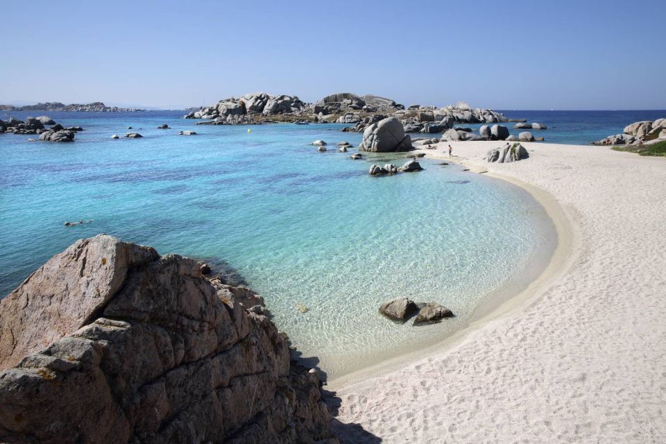 Plage et rochers aux Lavezzi