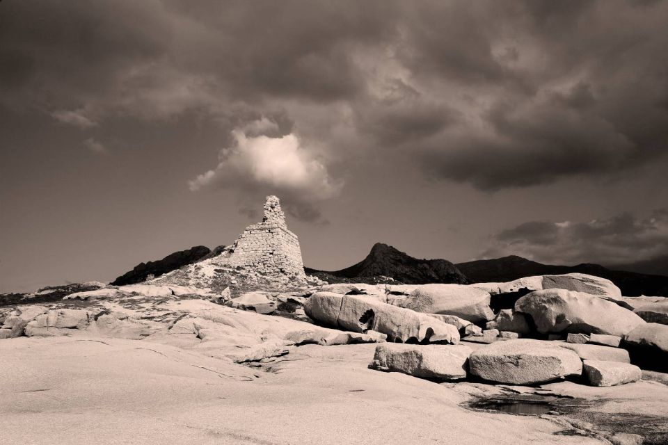 Rochers et tour dans la baie de Calvi - 2