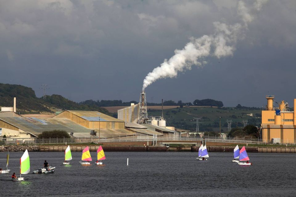 Usine et petits voiliers - Normandie