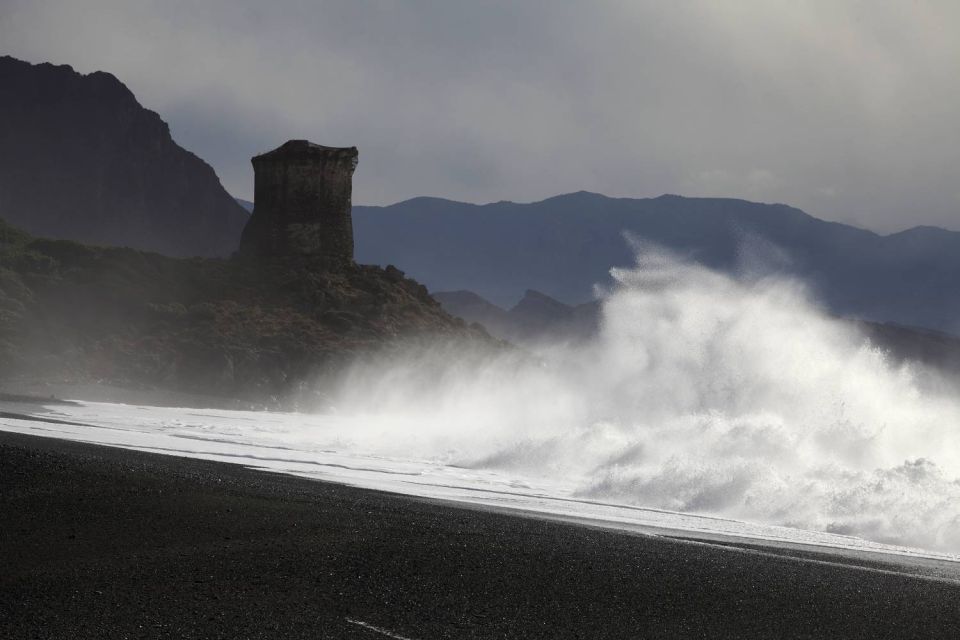 Tour et vague à Albo