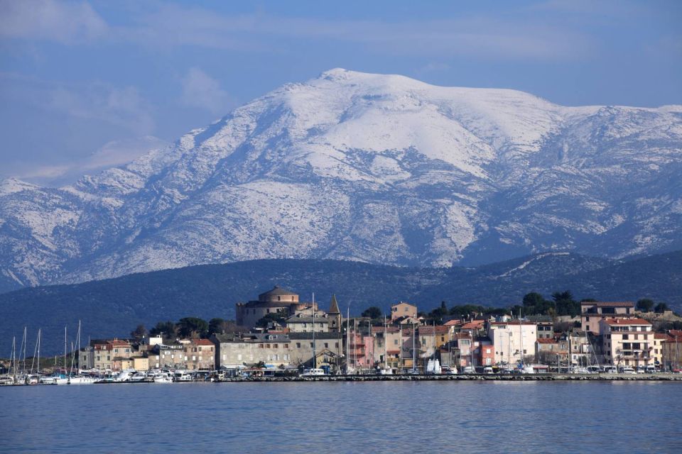 Saint Florent et montagnes enneigées