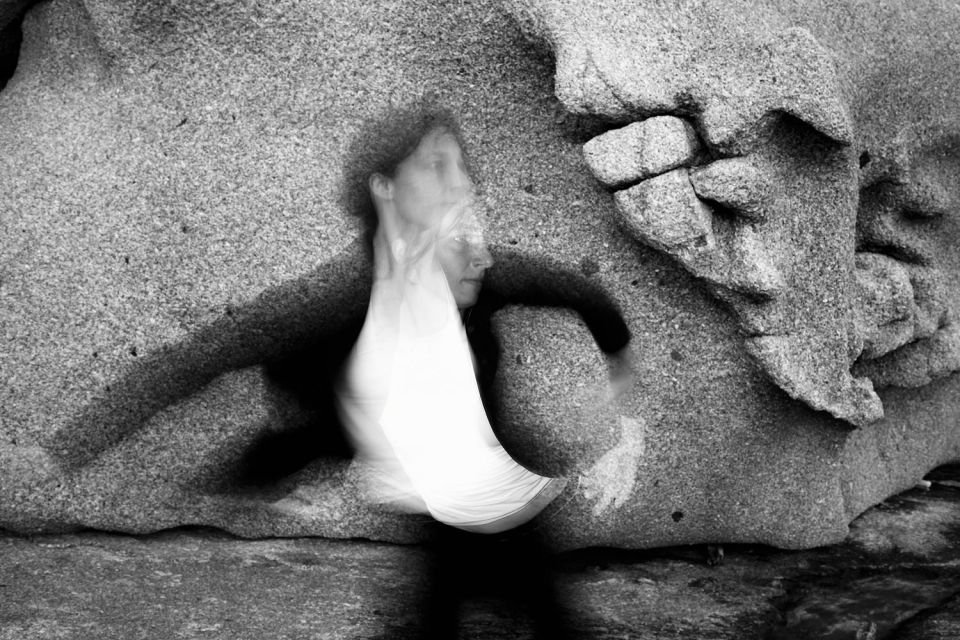 Céline la danseuse dans les rochers